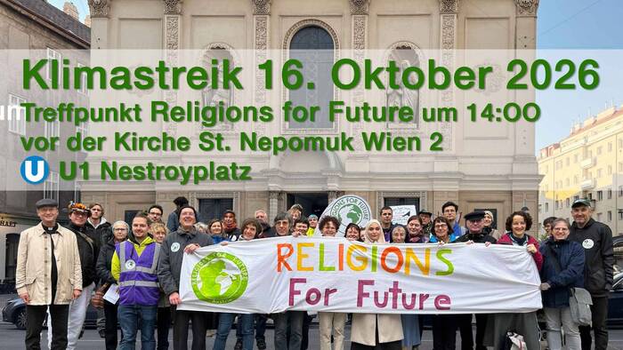 Ein Banner mit der Aufschrift Religions For Future wird vor einem Demonstrationszug gehalten.)
