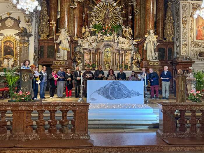 Zum Anschluß der Feier, bat die Moderatorin, Sr. Jana Roschitz von der franziskanischen Gemeinschaft der Schwestern der Schmerzhaften Mutter die Vertreter der verschieden Religionen sich um den Altar zu versammeln und gemeinsam mit allen anderen Teilnehmern den Sonnengesang von Franz von Assisi zu sprechen.
Dabei waren Mit dabei waren u.a. der Innsbrucker Bischof Hermann Glettler, der Wiener evangelische Superintendent Matthias Geist und Hirte Walter Hessler von der Neuapostolischen Kirche, P. Josef Hofbauer für die Wiener Franziskaner, Margit Plank für die Religionsgemeinschaft der Baha’i, Irem Devici von der Gemeinschaft Junger MuslimIrem und Thomas Fiedler von der Buddha’s Light International Association.
Die koreanische buddhistische Künstlerin Sung Min Kim hatte zudem ein Bild mit Anleihen an das christliche Motiv der Pieta (schmerzhafte Muttergottes) angefertigt, das der fast völligen Ausrottung der indigenen Einwohner Nordamerikas und der Bisons gewidmet war und stellvertretend für alles Leben stand, das im Namen der “Zivilisation” bereits ausgerottet wurde. Als Zeichen der Trauer und des Gedenkens stellten alle Teilnehmer Lichter vor der Kunstinstallation ab.