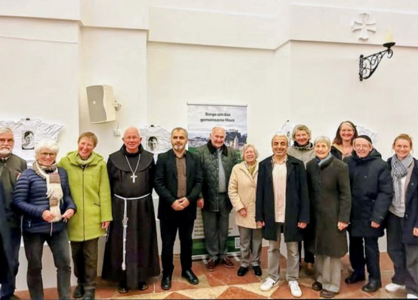 Eine Gruppe Menschen. Darunter der Erzbischof von Salzburg, Hans-Günther Kaufmann und Mitglieder von RFF Salzburg.